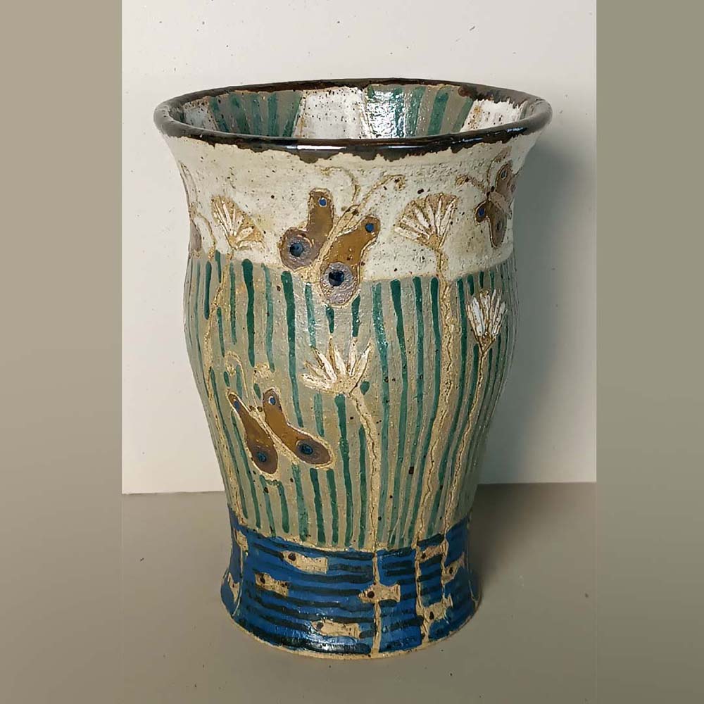 Vase mit heller Glasur und Engoben - Blütenmotiv mit Fischen - Einzelstück