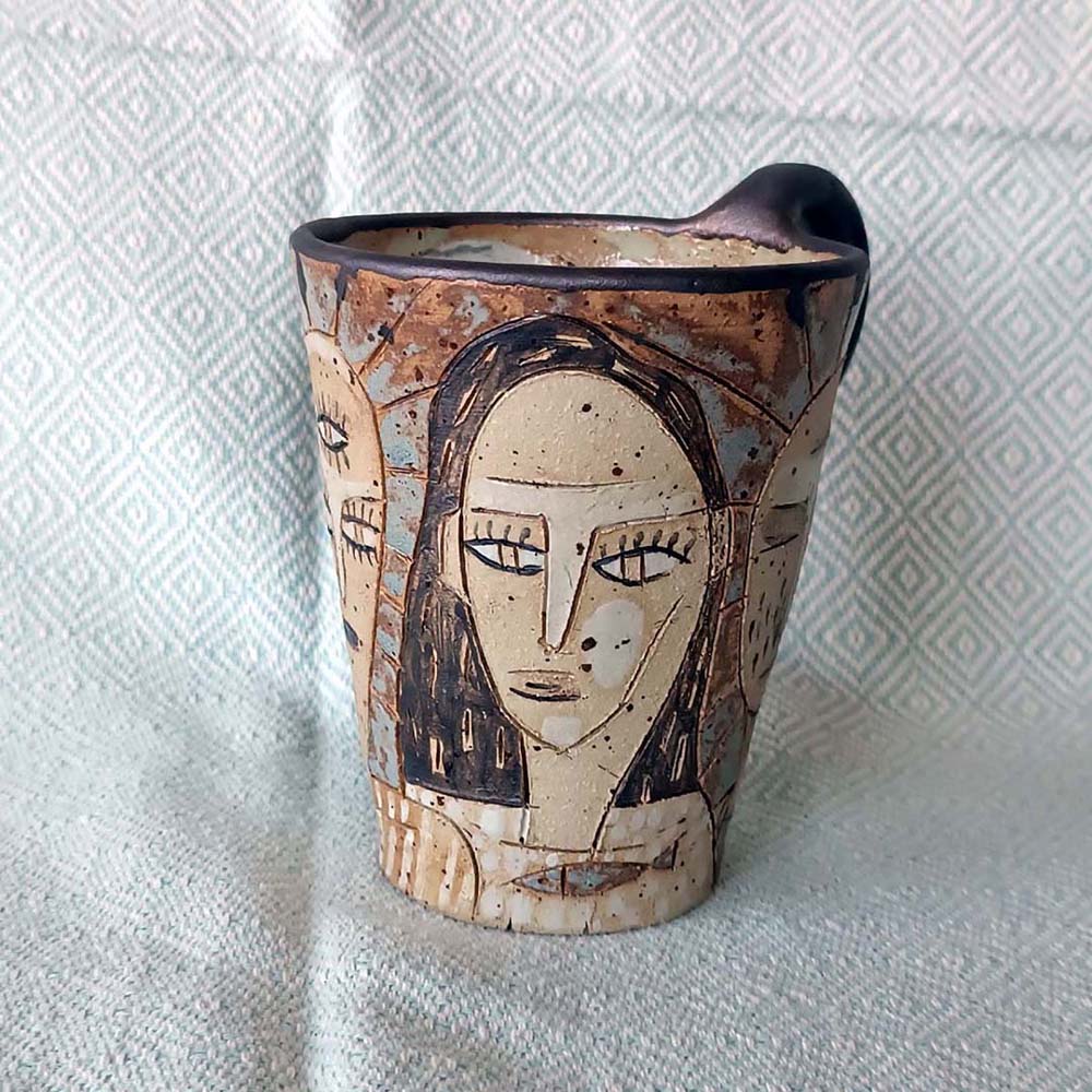 schlanke hohe Tasse mit verschiedenen Gesichtern - Engoben und Glasuren