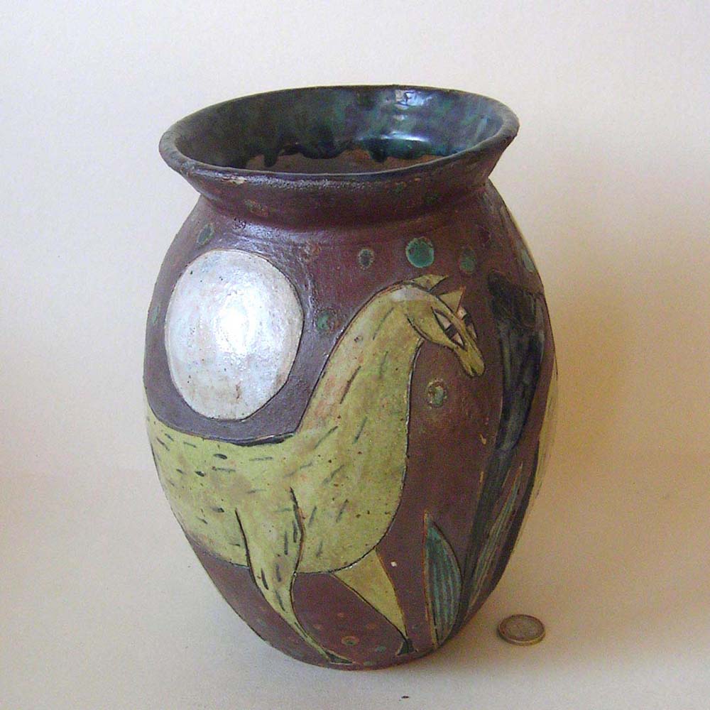 Vase mit gelbem Pferd und blauen Blüten - Glasuren und dunkle Engobe